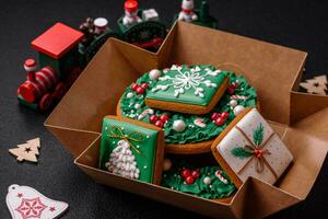 lindo festivo Natal Pão de gengibre fez de mão com decoração elementos foto