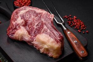 fresco suculento cru carne striploin bife com sal e especiarias foto