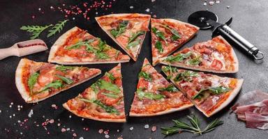 pizza fresca assada no forno com rúcula, salame foto