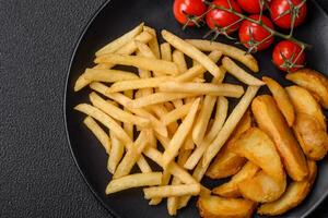 fresco delicioso crocantes francês fritas com sal e especiarias foto