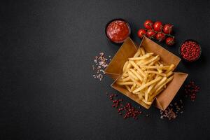 fresco delicioso crocantes francês fritas com sal e especiarias foto