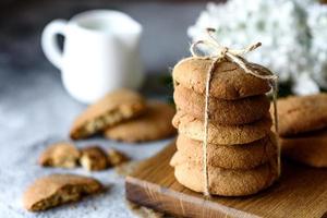 biscoitos de aveia caseiros em uma tábua de madeira foto