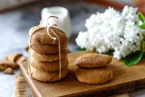 biscoitos de aveia caseiros em uma tábua de madeira foto