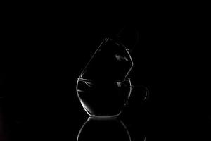 silhueta de vidro vazio isolada em fundo escuro foto