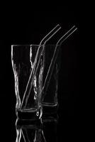 silhueta de vidro vazio isolada em fundo escuro foto