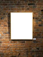 em branco cenário quadros em tijolo parede com brilhando lâmpada, zombar acima foto