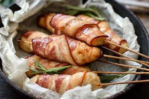 rolo com bacon e frango picado em um guisado com aspargos frescos