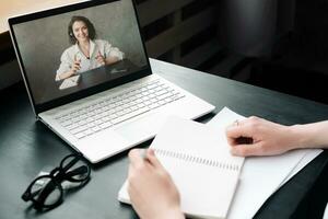 conectados encontro e colaboração. mulher envolve dentro discussão, trabalhos a partir de lar, freelance, vídeo conferência, distância Educação, e conectados namoro conceito foto