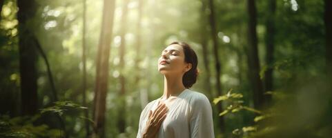 harmonia, fechar para natureza conceitos, uma jovem fêmea levar profundo respiração fresco ar dentro a verde floresta madeiras. noivando corpo e mente com natureza, olhos fechado. conceito do calma, meditação. ai generativo foto