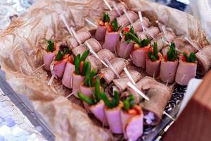 mesa de banquete lindamente decorada com salgadinhos frios com carne foto