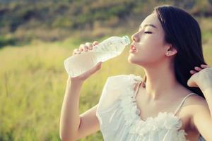 mulher bebe água para ter sede, estilo suave de sonho.
