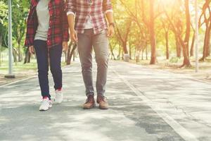 casal de jovens adolescentes caminhando juntos no parque, férias relaxantes. foto