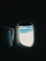 janela do avião para ver o clound foto