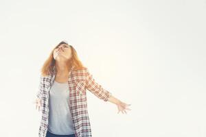 mulher hipster com braços levantados, sorrindo com alegria, isolada foto