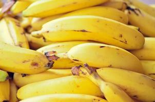 venda de banana tropical madura no mercado foto