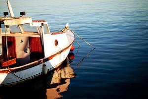 um barco de pesca e água do mar pura foto