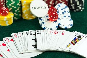 jogos de azar com dados vermelhos, cartas e moedas de pôquer foto