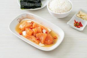 salmão fresco shoyu marinado cru ou molho de soja em conserva de salmão - estilo de comida asiática