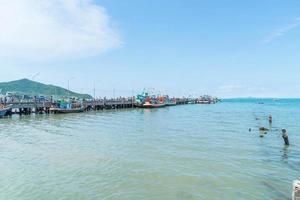 porto de barcos de pesca com fundo de mar foto