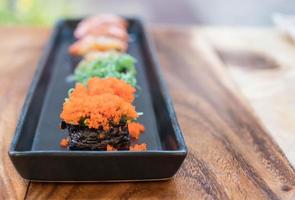 desovar ovos de sushi com conjunto misto de sushi - comida japonesa foto