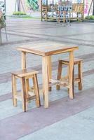 mesa de madeira vazia e cadeira em restaurante foto