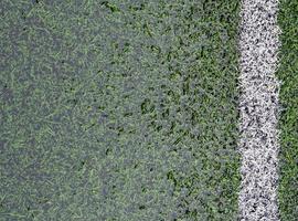 o campo de futebol de grama artificial se inunda com água