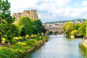 vista do rio avon da ponte pulteney em bath, inglaterra foto