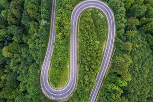 vista aérea de estrada curva nas montanhas polonesas foto