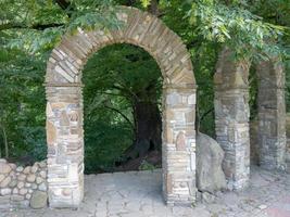 arco decorativo de pedra no parque foto