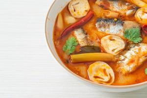 Tom yum cavala enlatada em sopa picante foto