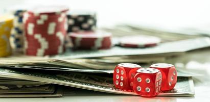 conceito de fichas e dados de cartas de pôquer para jogos de azar foto