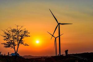 fazenda de turbinas eólicas ao pôr do sol foto