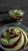 foto de sorvete com sabor de abacate em uma xícara