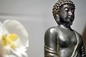 escultura de Buda símbolo da religião do extremo oriente foto