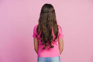 vista traseira de uma garota com cabelo comprido foto