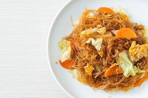 aletria frita com repolho, cenoura e ovo - estilo de comida vegana foto