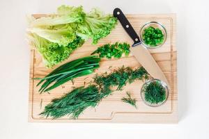 salada vegetariana, repolho na placa de madeira em um fundo branco foto