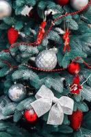 bolas de prata com lanternas na árvore de natal foto