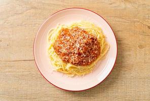 espaguete de porco à bolonhesa com queijo parmesão - comida italiana foto