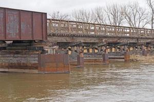 estruturas de ponte projetadas para proteger os pilares de suporte foto