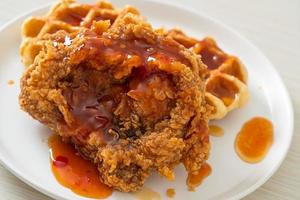 frango frito caseiro com waffle e molho picante foto