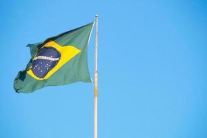 bandeira do brasil ao ar livre com um lindo céu azul ao fundo
