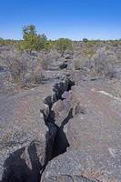 grande fissura em um campo de lava foto