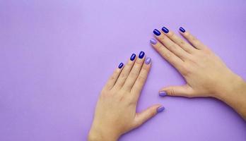 manicure elegante na moda feminina. azul e lilás foto