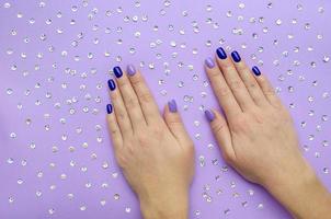 manicure elegante na moda feminina. azul e lilás foto