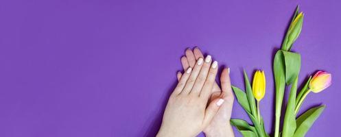 manicure feminina em um fundo brilhante. roxa foto