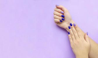 manicure elegante na moda feminina. azul e lilás foto