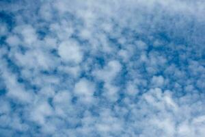 stratus nuvens fundo dentro azul céu. ensolarado dia visualizar. clima e cumulus nuvem foto