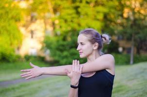 garota fazendo um treino no parque. foto