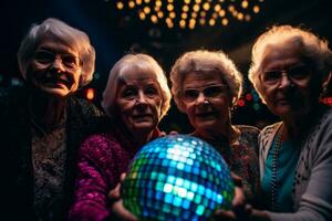 uma grupo do mais velho amigos posando dentro frente do uma gigante discoteca bola, refletindo colorida luzes e criando a inesquecível cena. conceito do nostalgia e com tema discoteca atmosfera. generativo ai foto